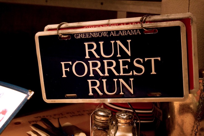 Global seafood restaurant chain Bubba Gump Shrimp Company inspired by Paramount Picture's movie "Forrest Gump," uses red and blue plates to signal to servers whether guests need something (red) or they are content (blue).